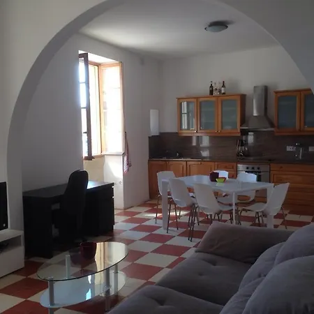 Gazde/Camere de închiriat B&j *
