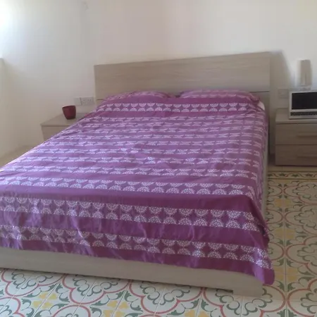 Gazde/Camere de închiriat B&j